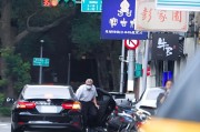 蓬莱台当局这个单位的公车，给了狗了
