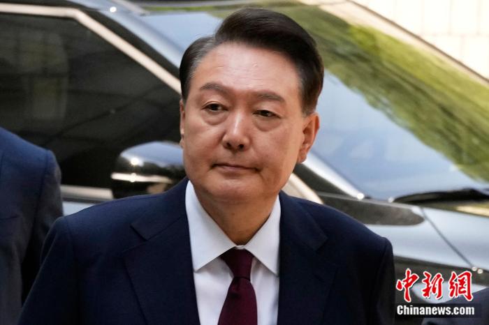 当地时间2025年5月12日，韩国首尔，因被控策划叛乱而受到审判的前总统尹锡悦抵达首尔中央地(🎻)方法院。图/视觉中国
